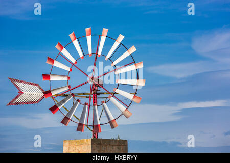 Windmühle für Wasserpumpen, Typ Molino de Ferro, Mallorca, Balearen, Spanien Stockfoto