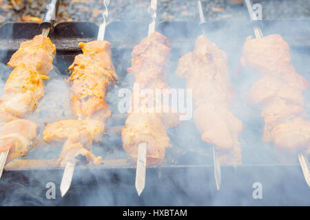 Nahaufnahme von einigen Fleischspieße in einen Grill gegrillt Stockfoto