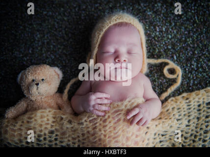 Neugeborenes Baby in einer Kappe Stockfoto