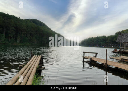 Bambus-Brücke neben dem See im Nebel bei Sonnenaufgang am Morgen bei Pang Ung (Pang Tong Reservoir), Provinz Mae Hong Son, Thailand Stockfoto