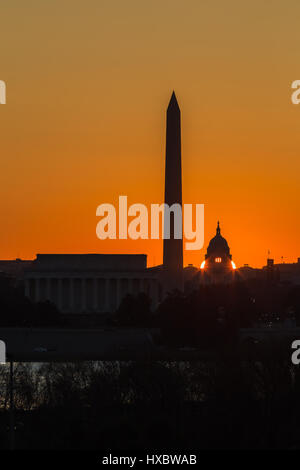 Die Sonne geht hinter dem US Capitol Building in der Nähe der Frühlings-Tagundnachtgleiche in Washington, DC. Stockfoto