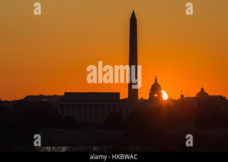 Die Sonne geht hinter dem US Capitol Building in der Nähe der Frühlings-Tagundnachtgleiche in Washington, DC. Stockfoto