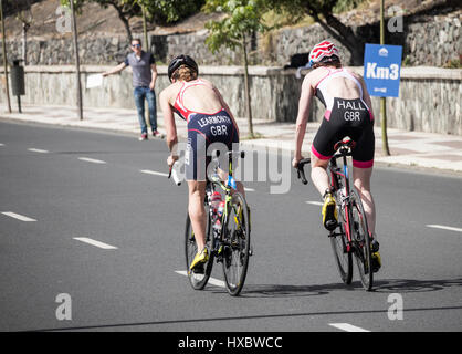 Britische Triathleten Jessica Learmonth (nächste) und Lucy Hall. Stockfoto