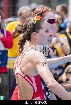 Britische Triathleten Jessica Learmonth (nächste) und Lucy Hall. Stockfoto