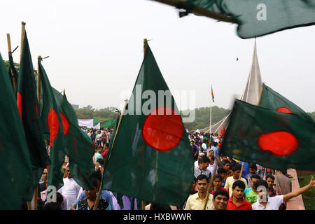 Menschen drängen Nationaldenkmal für die Märtyrer von Befreiung-Krieg von Bangladesh in Savar einige 24kms nordwestlich von Dhaka am 26. März 2017. Banglade Stockfoto