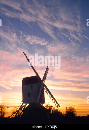 Windmühle Essex UK Silhouette Sonnenuntergang Himmel Mountnessing in Essex Landschaft am Dorfanger Landschaft in der Nähe von Brentwood, England Stockfoto