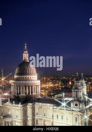 Die St Paul's Kathedrale, Kirche, Religion, Kirche von England Christopher Wren dom Dome bei Dämmerung Luftbild von oben herab auf die Stadt London, Großbritannien Stockfoto