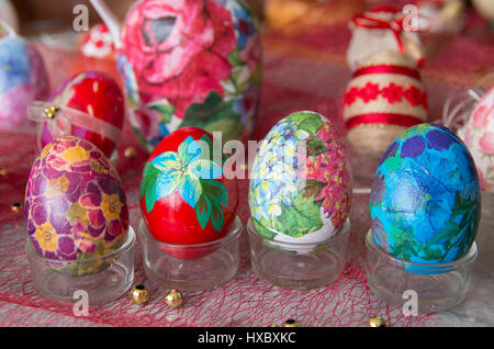 Bunte Ostereier verziert mit Schleife. Stockfoto