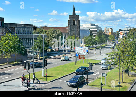 Stadt Slough UK Berkshire auf Verkehrszeichen Multi Lane Kreuzung vor der Ampel und Zebrastreifen zweispurige Straße Stockfoto