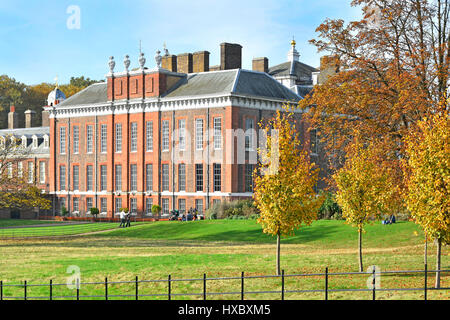 Außenansicht der königlichen Residenz des Kensington Palace in Kensington façade Gärten mit Herbstbäumen und Menschen London England Großbritannien Stockfoto