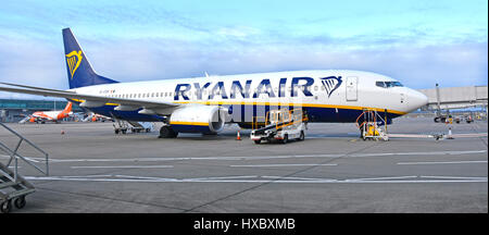 Irische Ryanair Boeing 737-8AS Flugzeug am Flughafen Rollfeld am Stansted Airport Essex England UK mit EasyJet Ebenen jenseits vorbereitet Stockfoto