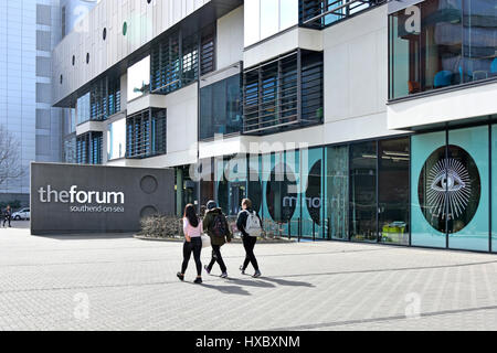 Das Gebäude in Southend Essex UK Forum hat akademische Verbindungen mit lokalen Hochschulen & Universitäten mit modernen Bibliothek Hochschulbildung Lernressourcen Stockfoto