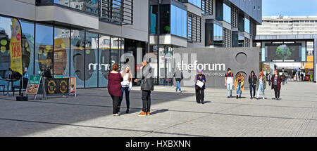 Das Gebäude in Southend Essex UK Forum hat akademische Verbindungen mit lokalen Hochschulen & Universitäten mit modernen Bibliothek Hochschulbildung Lernressourcen Stockfoto