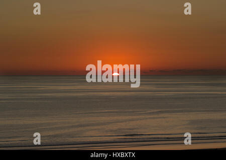 Sonnenuntergang über dem Pazifischen Ozean.  Die Sonne ist ein glühenden Feuerball Untergang am Horizont über dem Pazifik von Costa Rica. Stockfoto