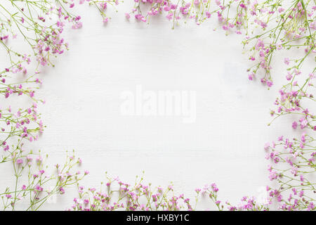 Weißer Holztisch mit rosa Blüten, willkommen Frühling Konzept Stockfoto