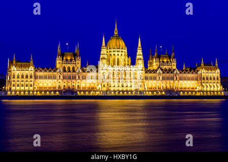 Ein Blick auf das ungarische Parlament während der blauen Stunde in Budapest, Ungarn Stockfoto