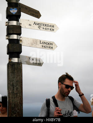 Ein Wegweiser gibt die Entfernung zu Hauptstädten am Cape Point an der Atlantikküste der Cape Peninsula, South Africa 8. März 2017. © John Voos Stockfoto