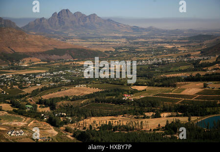 Ein erhöhter Blick zeigt das Franschhoek-Tal, im Western Cape Wein produzierenden Bereich von Südafrika 11. März 2017. © John Voos Stockfoto