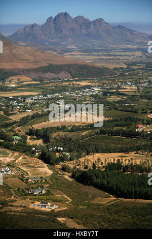 Ein erhöhter Blick zeigt das Franschhoek-Tal, im Western Cape Wein produzierenden Bereich von Südafrika 11. März 2017. © John Voos Stockfoto