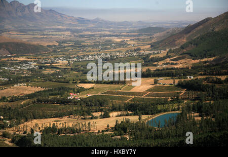 Ein erhöhter Blick zeigt das Franschhoek-Tal, im Western Cape Wein produzierenden Bereich von Südafrika 11. März 2017. © John Voos Stockfoto