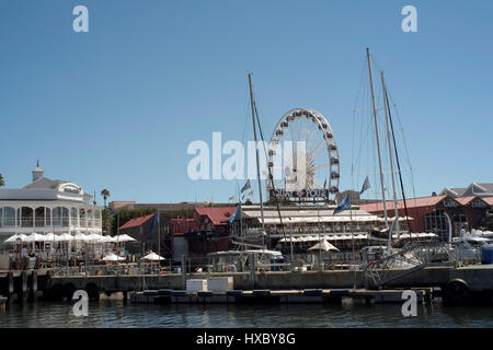 Bereich V & A Waterfront ist vor Tafelberg in Kapstadt, Südafrika 7. März 2017 gesehen.  © John Voos Stockfoto