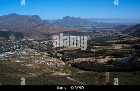 Ein erhöhter Blick zeigt das Franschhoek-Tal, im Western Cape Wein produzierenden Bereich von Südafrika 11. März 2017. © John Voos Stockfoto