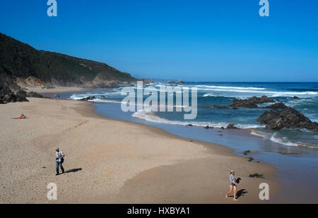 Besucher gehen auf Keurbooms Strand entlang der Garden Route in Keurboomstrand in Plettenberg Bay, Südafrika 16. März 2017. © John Voos Stockfoto