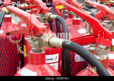 Gruppe von Feuerlöschern Stockfoto