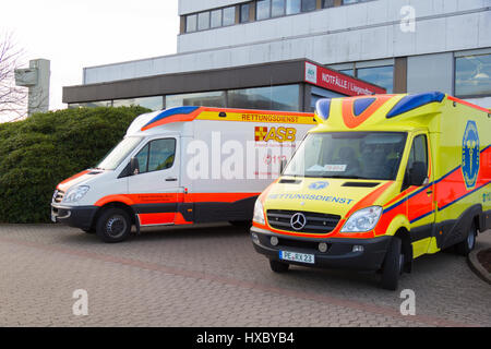 Peine/Deutschland - März 20, 2017: zwei deutsche Krankenwagen steht auf Krankenhaus in Peine/Deutschland Stockfoto