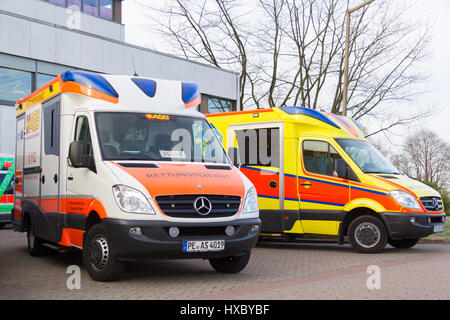 Peine/Deutschland - März 20, 2017: zwei deutsche Krankenwagen steht auf Krankenhaus in Peine/Deutschland Stockfoto