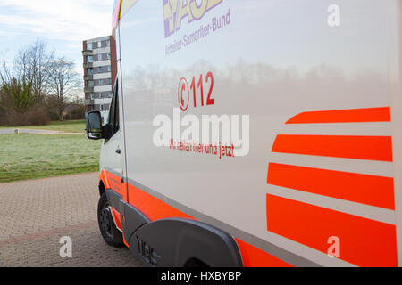 Peine/Deutschland - März 20, 2017: Deutscher Krankenwagen Fahrzeug steht am Krankenhaus in Peine/Deutschland Stockfoto