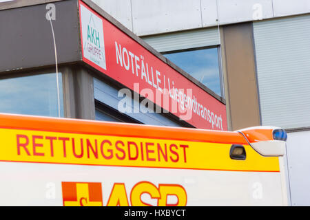 Peine/Deutschland - März 20, 2017: Deutscher Krankenwagen Fahrzeug steht am Krankenhaus in Peine/Deutschland Stockfoto