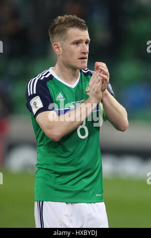 Nortern Irlands Steven Davis begrüßt Fans nach dem Schlusspfiff während der WM-Qualifikation Spiels im Windsor Park, Belfast. Stockfoto