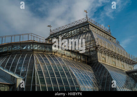 Steampunk industrieller Glasbau mit blauem Himmel an einem sonnigen Tag Stockfoto