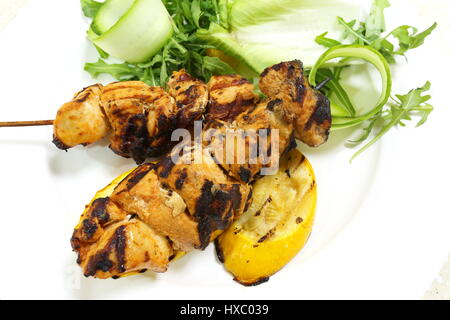 Hähnchenspieße mit Salat von oben serviert Stockfoto