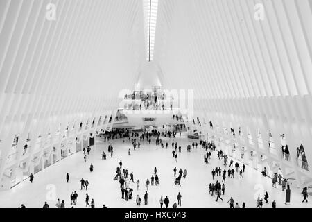 NEW YORK CITY - 1. Oktober 2016: Innenansicht der Oculus, Santiago Calatrava elegant und modern Transportation Center und Shopping Mall.  Fulton Street Stockfoto