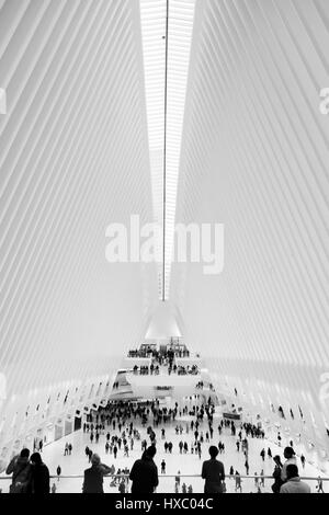 NEW YORK CITY - 1. Oktober 2016: Menschen stehen auf einen Balkon mit Blick auf das beeindruckende Innere des Santiago Calatrava Oculus, Fulton Street Station, in l Stockfoto