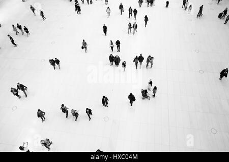 NEW YORK CITY - 1. Oktober 2016: Vogelperspektive von Menschen zu Fuß durch das Innere der Oculus vom Architekten Santiago Calatrava.Black und weißen p Stockfoto