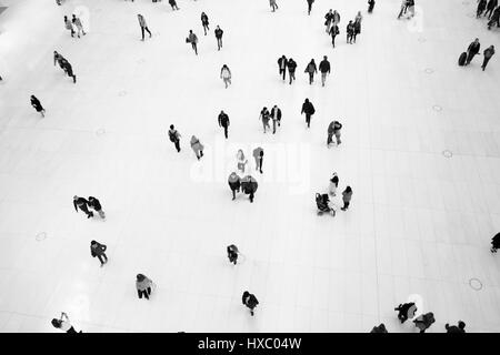 NEW YORK CITY - 1. Oktober 2016: Vogelperspektive von Menschen herumlaufen auf weißen Böden, Innenausbau von Santiago Calatrava Oculus, Verkehrsknotenpunkt Stockfoto