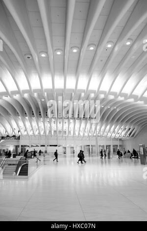 NEW YORK CITY - 1. Oktober 2016: Pendler zu Fuß zu den Rolltreppen innerhalb der Wal-ähnlichen modernen Verkehrsknotenpunkt von Santiago Calatrava, der Oculus am Stockfoto