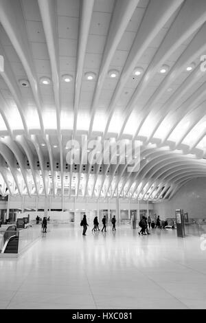 NEW YORK CITY - 1. Oktober 2016: Pendler zu Fuß zu den Rolltreppen innerhalb der Wal-ähnlichen modernen Verkehrsknotenpunkt von Santiago Calatrava, der Oculus am Stockfoto