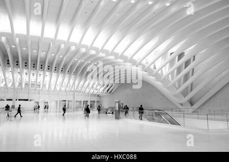 NEW YORK CITY-Oktober 2016:People zu Fuß in Richtung der Rolltreppe in die Wal-artige Struktur von Santiago Calatrava Oculus, New York Citys moder Stockfoto