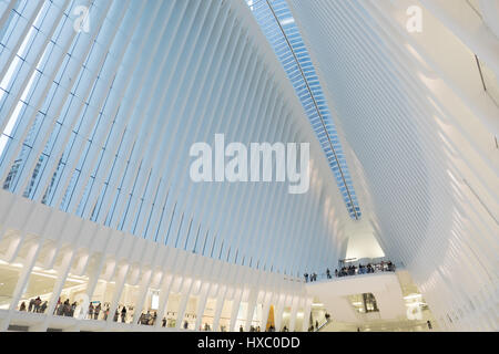 NEW YORK CITY - 1. Oktober 2016: blickte auf die Decke und zentralen Wirbelsäule von Santiago Calatrava Oculus, dem modernen und Stegosaurus-auf der Suche nach Zug Stockfoto