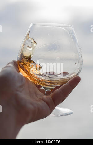 Wirbelnden Brandy nahe Ansicht in der hand Stockfoto