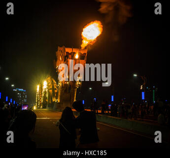 Danang The Dragon Bridge wird durch LED-Leuchten nach Einbruch der Dunkelheit jeden Abend und am Wochenende um 21:00 beleuchtet es Feuerbälle, gefolgt von Spritzwasser atmet Stockfoto