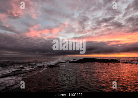 Feurige Sonnenaufgang über Kiama Felsenpool, Kiama, Illawarra Coast, New-South.Wales, NSW, Australien Stockfoto