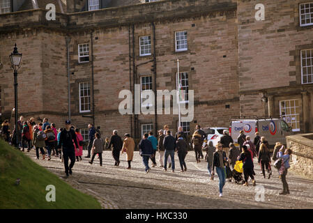 Edinburgh Castle Touristenmassen an einem sonnigen Tag erkunden Sie die Innenseite der Wände Stockfoto