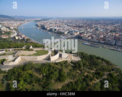 Luftaufnahme der Freiheitsstatue am Gellertberg in Budapest. Stockfoto