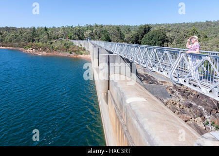 Weibliche Touristen auf dem Damm Mundaring Weir Reservoir Bereich, Western Australia, in der Nähe von Perth. Stockfoto