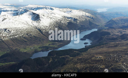 Eine Luftaufnahme von Thirlmere im Lake District, Cumbria, mit Schnee begrenzt Bergen im Hintergrund, da das warme Wetter für viele in Großbritannien weiter. Stockfoto